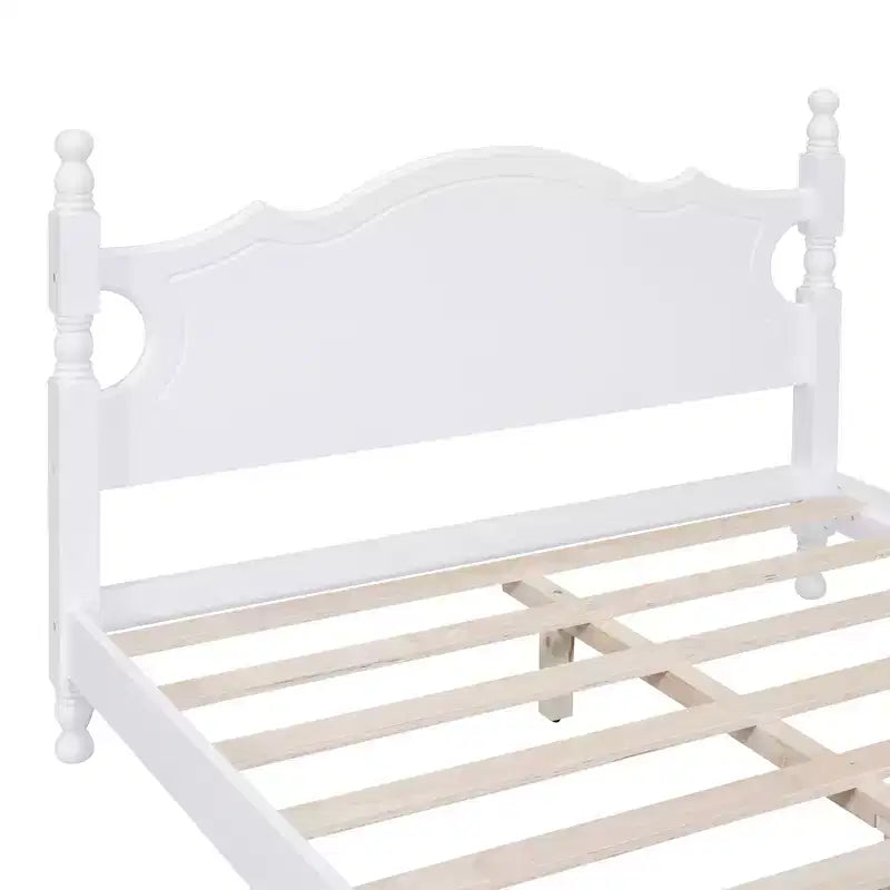 Base letto in legno con montanti torniti