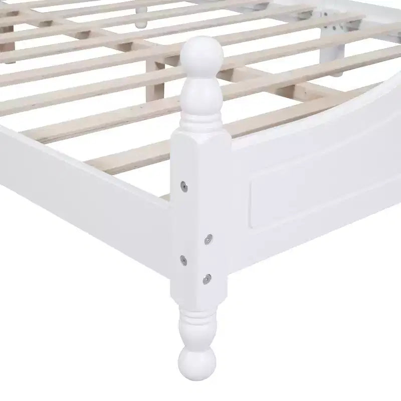 Base letto in legno con montanti torniti