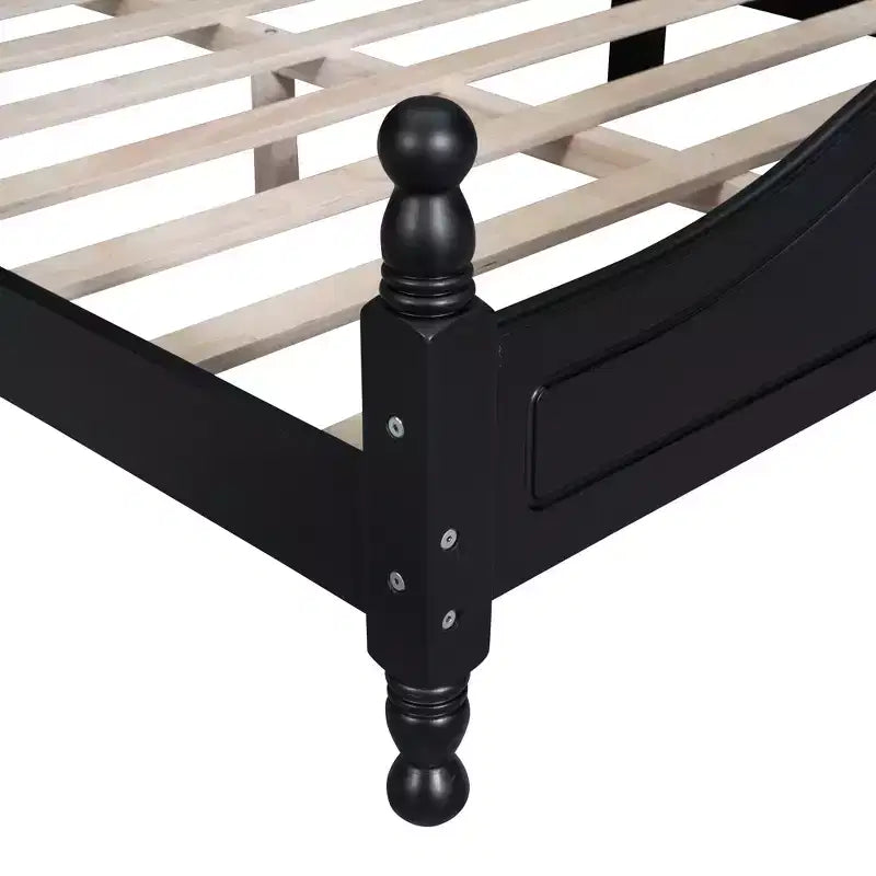 Base letto in legno con montanti torniti