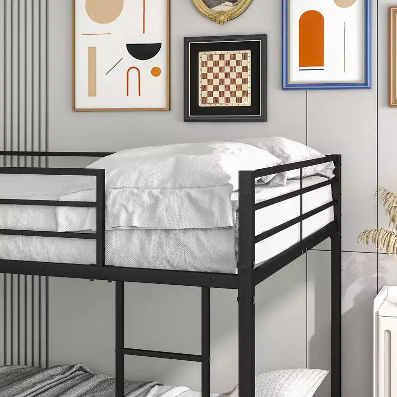 Letto a castello in metallo a due piazze con spondine di sicurezza, design salvaspazio resistente per la camera da letto
