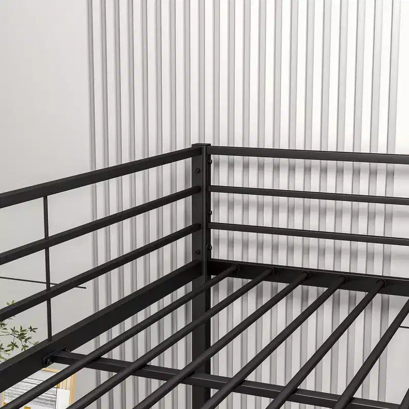 Letto a castello in metallo a due piazze con spondine di sicurezza, design salvaspazio resistente per la camera da letto