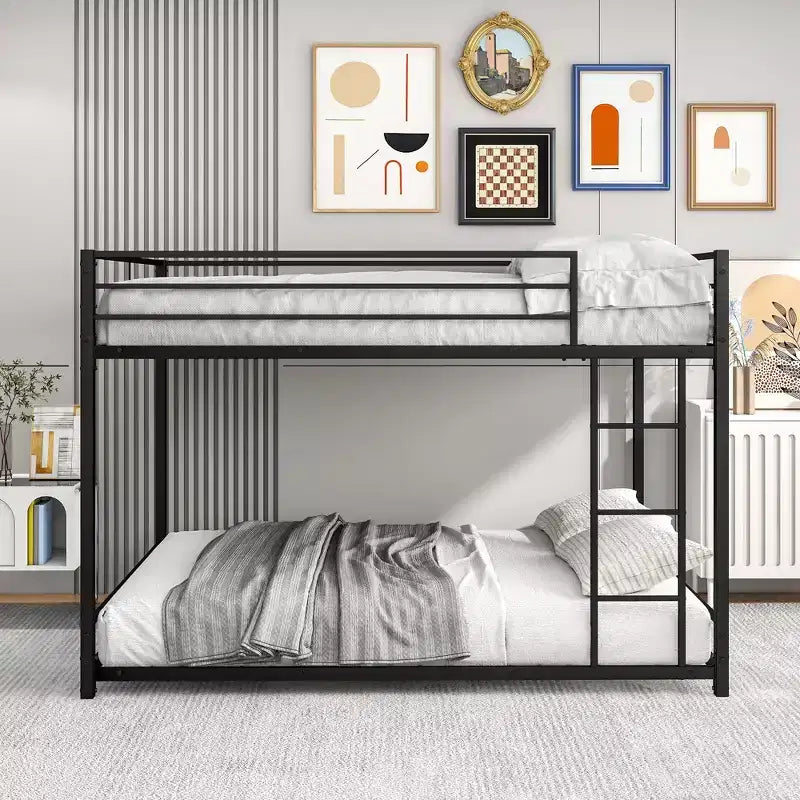 Letto a castello in metallo a due piazze con spondine di sicurezza, design salvaspazio resistente per la camera da letto