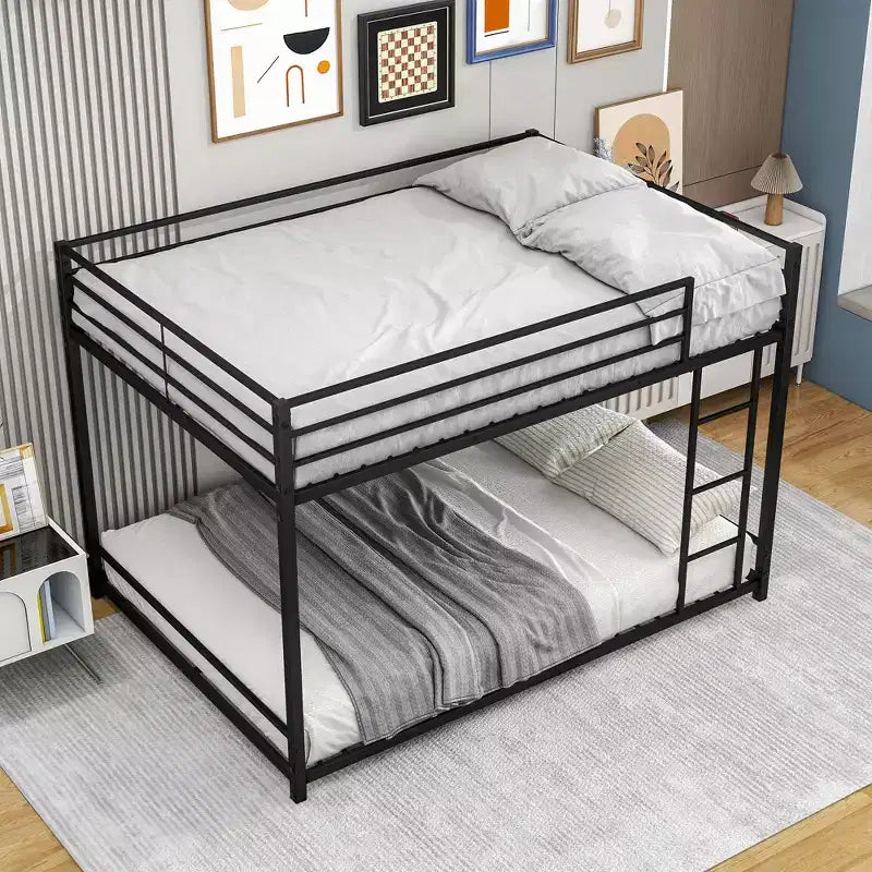 Letto a castello in metallo a due piazze con spondine di sicurezza, design salvaspazio resistente per la camera da letto