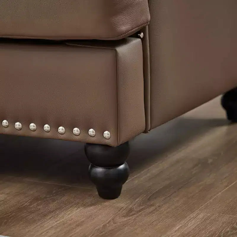 Divani componibili moderni dal design classico con finiture con borchie, divano a 5 posti in ecopelle per soggiorno, marrone