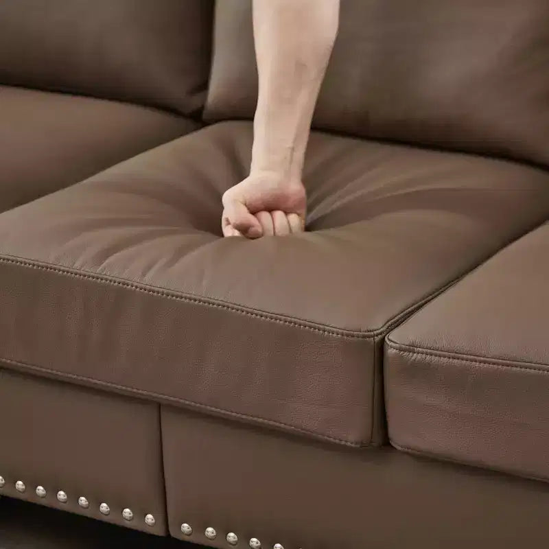 Divani componibili moderni dal design classico con finiture con borchie, divano a 5 posti in ecopelle per soggiorno, marrone