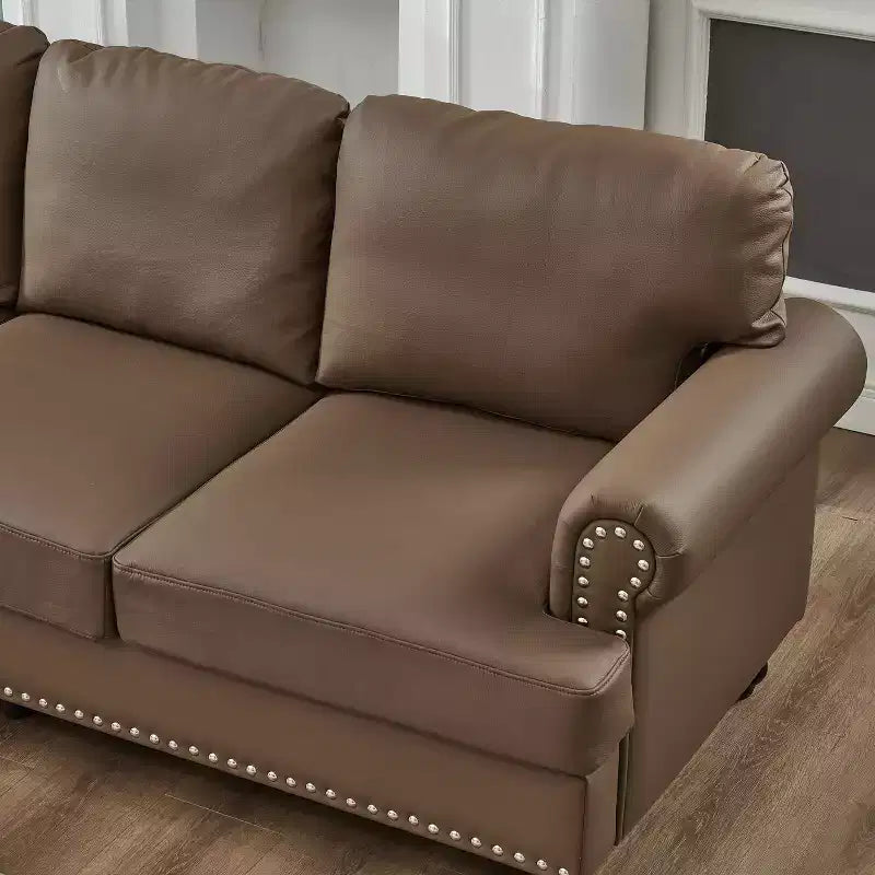 Divani componibili moderni dal design classico con finiture con borchie, divano a 5 posti in ecopelle per soggiorno, marrone