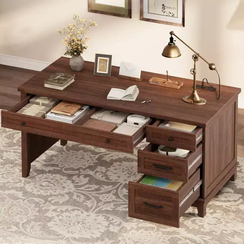 Scrivania direzionale con cassetti, Scrivania per ufficio a casa con stazione di ricarica, Scrivania per computer in legno da 136 cm con schedario