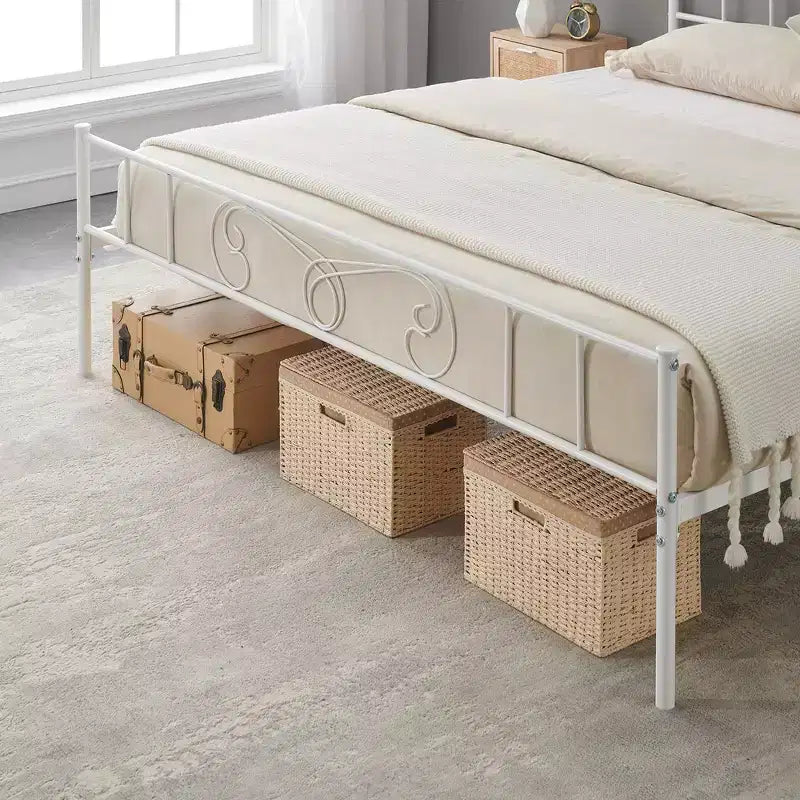 Letto a piattaforma matrimoniale in metallo con testiera e pediera, supporto a doghe in acciaio, base materasso, nessuna necessità di rete, bianco